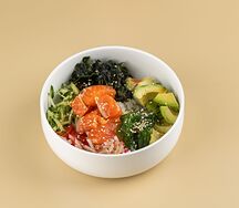 Поке с форелью, авокадо и чукой