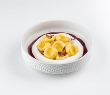 Творожные ньокки с вишневым соусом и эспумой из сметаны