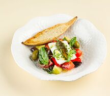 Салат из спелых томатов с маслинами