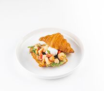 Круассан с креветками, гуакамоле и яйцом пашот