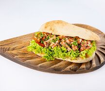 Сэндвич с куриным бедром, томатами