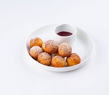 Воздушные пончики с ягодным соусом