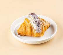 Круассан со смородиной и крем-чизом