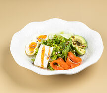 Завтрак с форелью, авокадо, яйцом