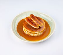 Панкейки с бананом и соленой карамелью
