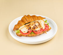 Круассан с куриной грудкой и соус цезарь