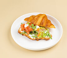 Круассан с форелью, рукколой и авокадо
