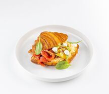 Завтрак круассан с форелью, скрэмблом и авокадо