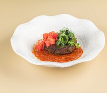 Большая котлета из мраморной говядины с картофелем