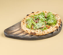 Пирог с куриной грудкой и соус цезарь