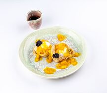 Блинчики с манго и шоколадным соусом