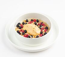 Каша овсяная с ягодами