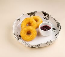 Сырные пончики с брусничным соусом