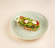 Брускетта с авокадо, гуакамоле и яйцом