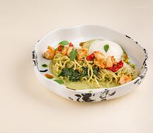 Паста с тигровыми креветками в соусе песто