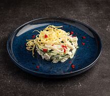 Салат с кальмаром и снежным крабом