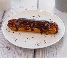 Эклер шоколадный