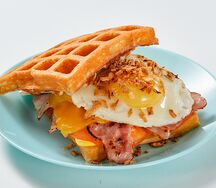 Вафля с яйцом и беконом