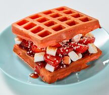 Вафля с клубникой и маршмеллоу