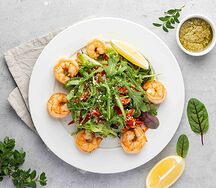 Салат с креветками и рукколой