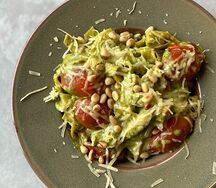 Паста с курицей и соусом песто