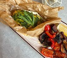 Пошированный лосось с запеченными овощами