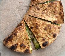 Кесадилья с курицей песто