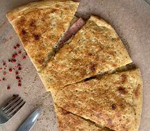 Кесадилья с ветчиной, шампиньонами и сыром