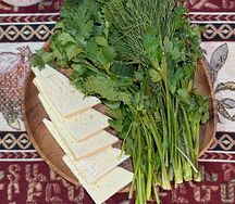 Зелень и сыр брынза