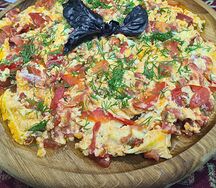 Яичница с помидорами и зеленью