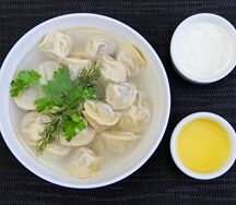 Домашние пельмени с бульоном