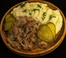 Бефстроганов из телятины с картофельным пюре