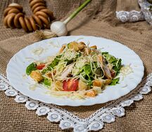 Салат Цезарь с курицей
