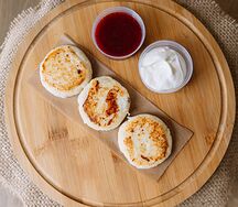 Сырники с клубничным топпингом и сметаной