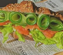 Круассан с лососем