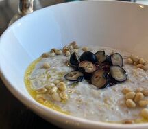 Каша с ягодой, вишневым соусом и кедровым орехом 