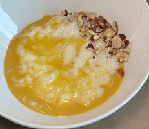 Каша с манговой сгущенкой и орехами