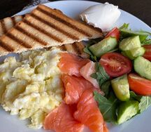 Скрэмбл с лососем, овощами и зеленью