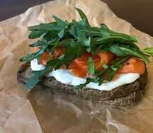 Смореброд с лососем