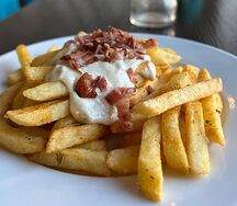 Картошка фри с беконом и соусом Цезарь