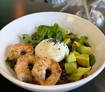 Боул с креветкой яйцом пашот и авокадо