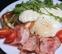 Панкейки с беконом, яйцом и соусом цезарь