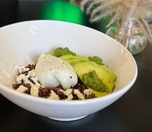 Киноа с яйцом пашот, авокадо, фетой и соусом песто