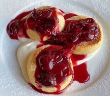 Сырники со сметаной и вишневым соусом