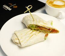 Ролл с лососем и овощами