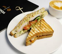 Сэндвич с копченой куриной грудкой