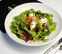 Салат из свежих овощей с печеной свеклой