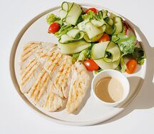 Куриная грудка с салатом микс