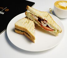 Сэндвич с цыпленком и адыгейским сыром