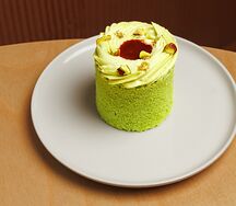 Бисквитное пирожное фисташка-малина